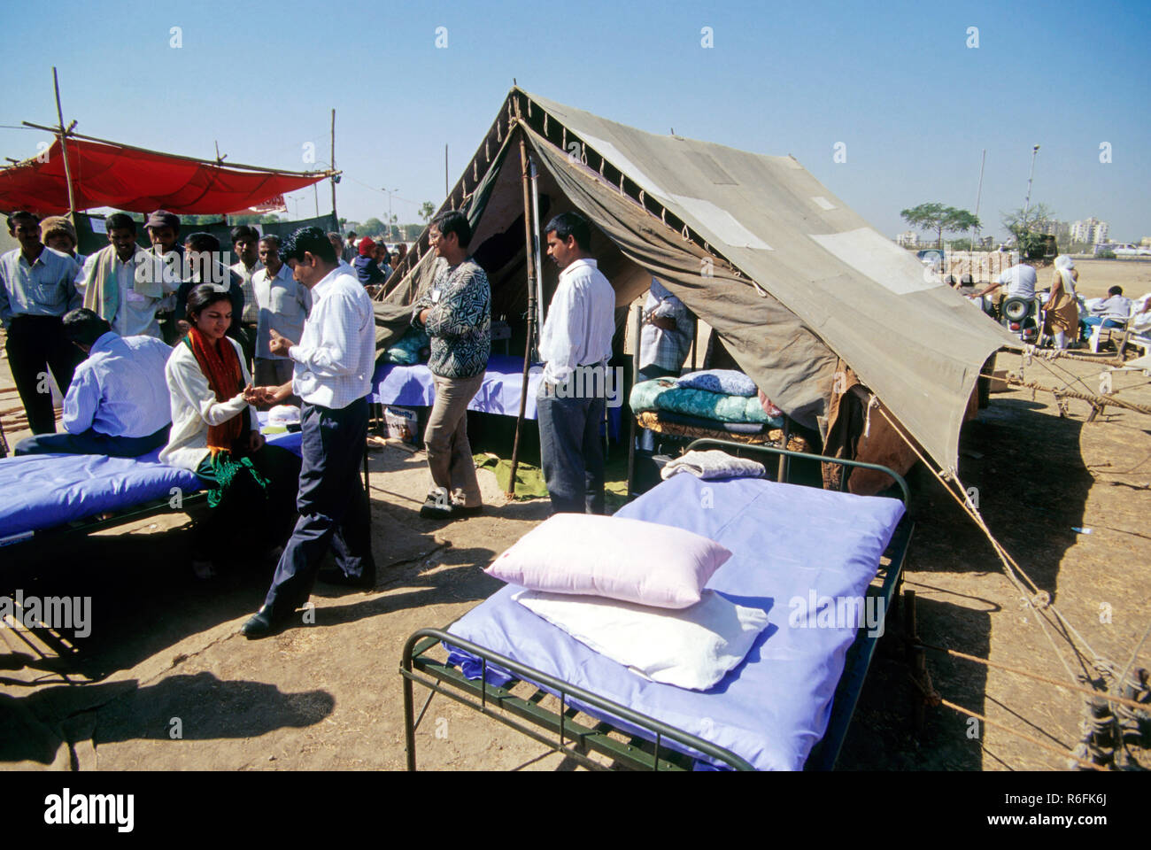 Camp de secours après le séisme, Ahmedabad, Gujarat, Inde Banque D'Images