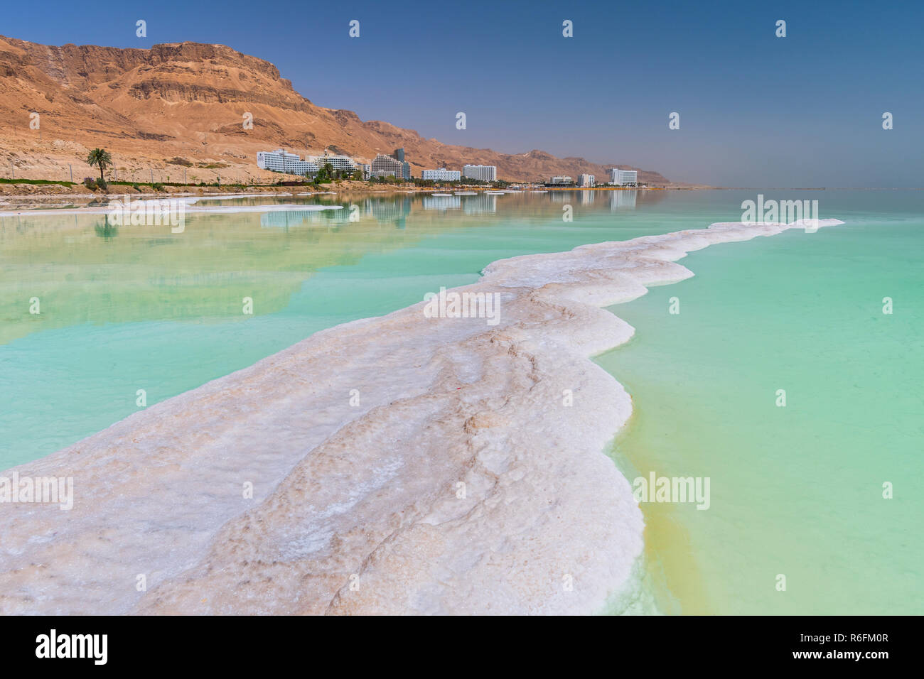 Le littoral de la Mer Morte avec sel blanc et montagnes à Ein Bokek, Israel Banque D'Images