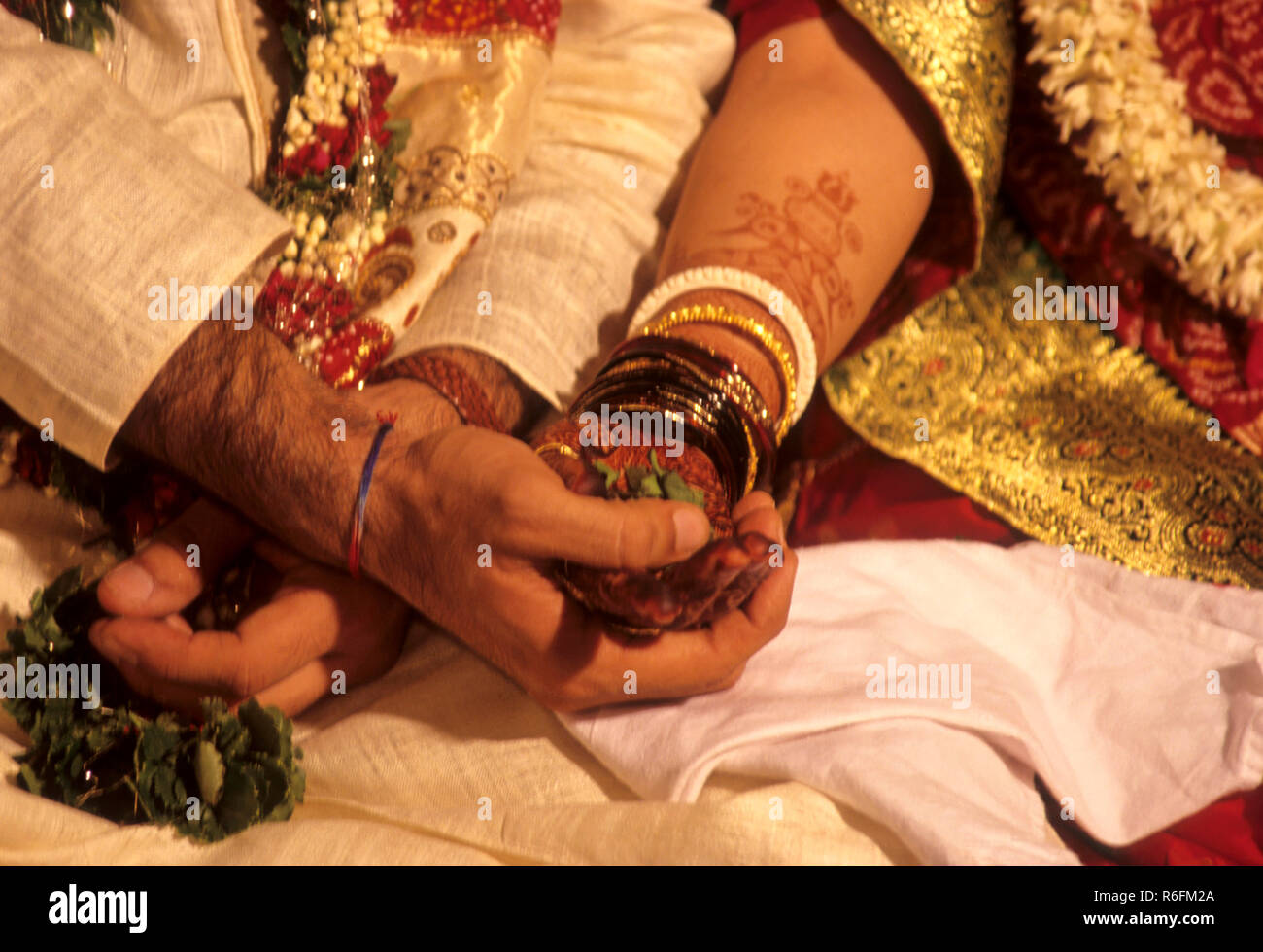 Époux et se tenir la main, cérémonie mariage kanyadaan en kutchi, Gujarat, Inde Banque D'Images