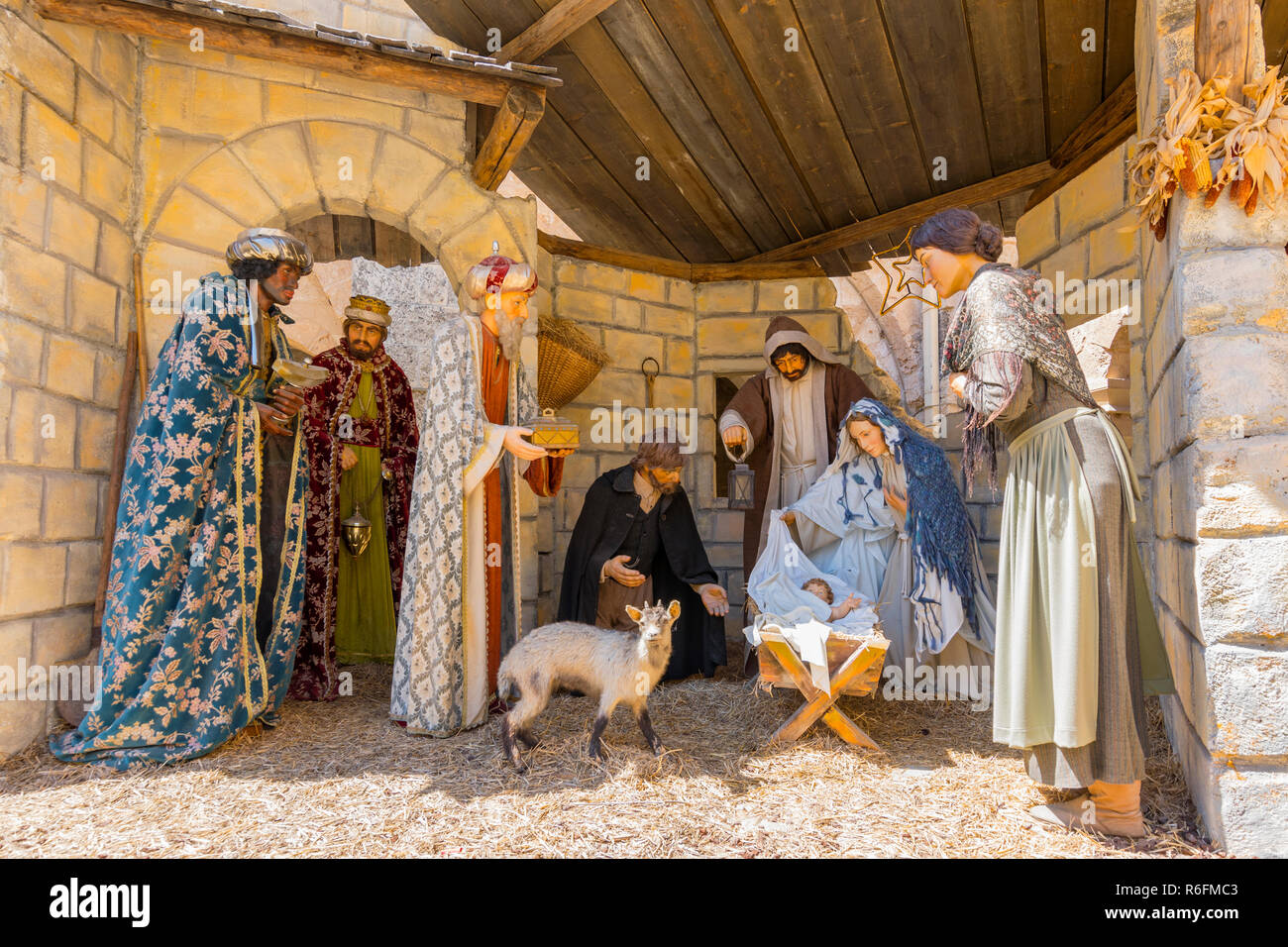 Crèche traditionnelle représentent trois rois visitant l'Enfant Jésus, dans la nuit de sa naissance à Bethléem Banque D'Images