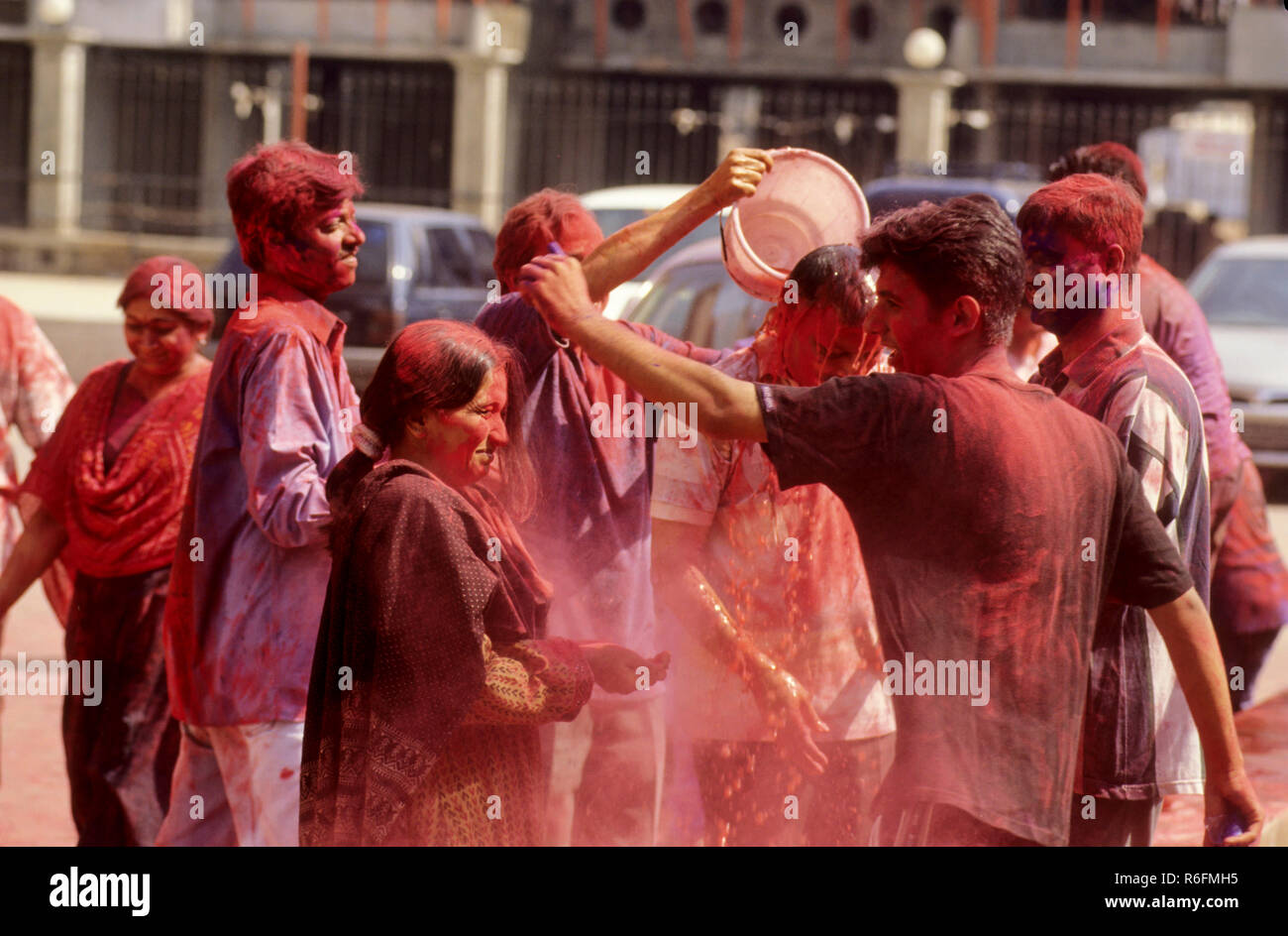 Les gens de jouer avec les couleurs de holi festival, Inde Banque D'Images