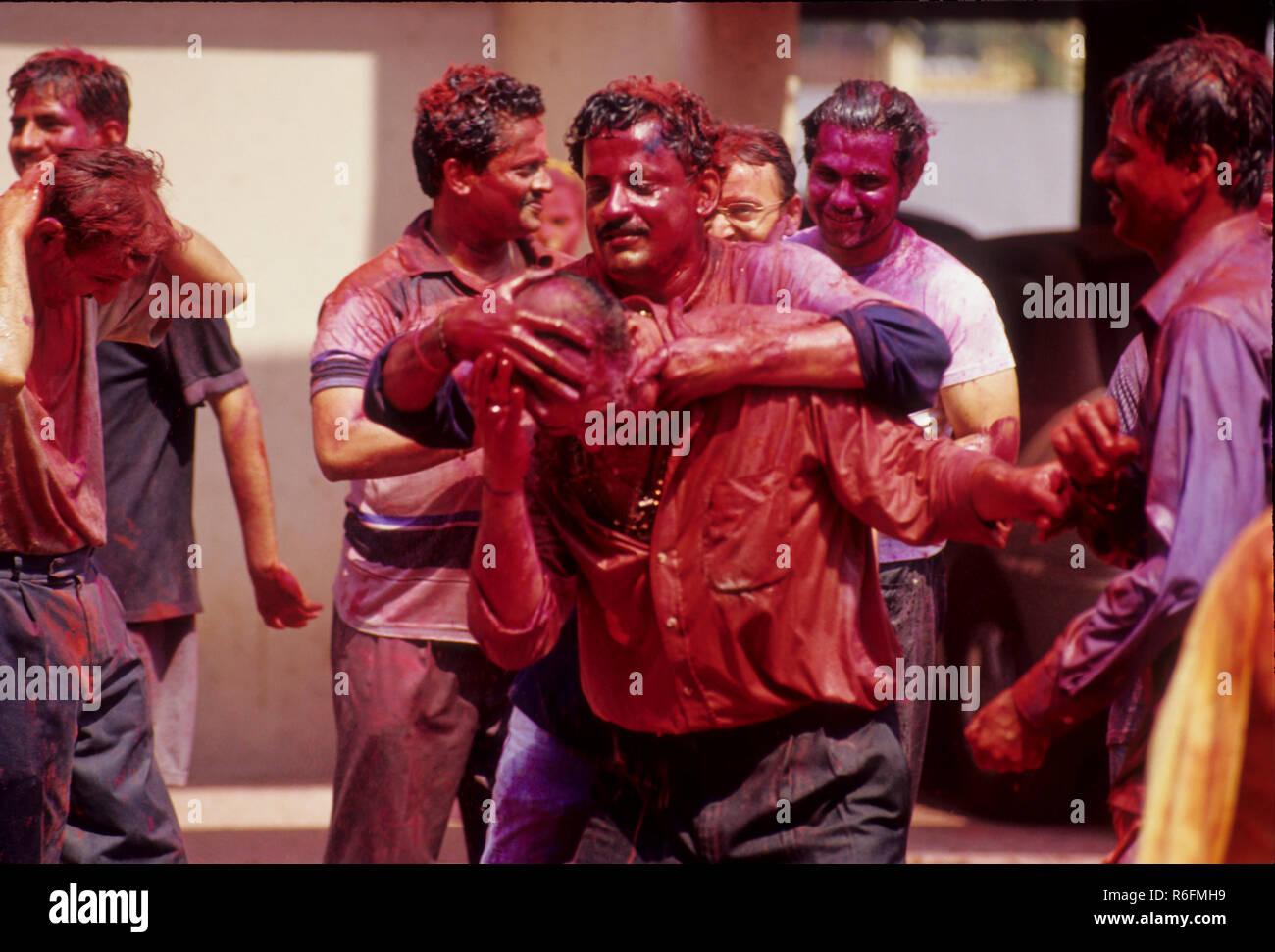 Les gens de jouer avec les couleurs de holi festival, Inde Banque D'Images