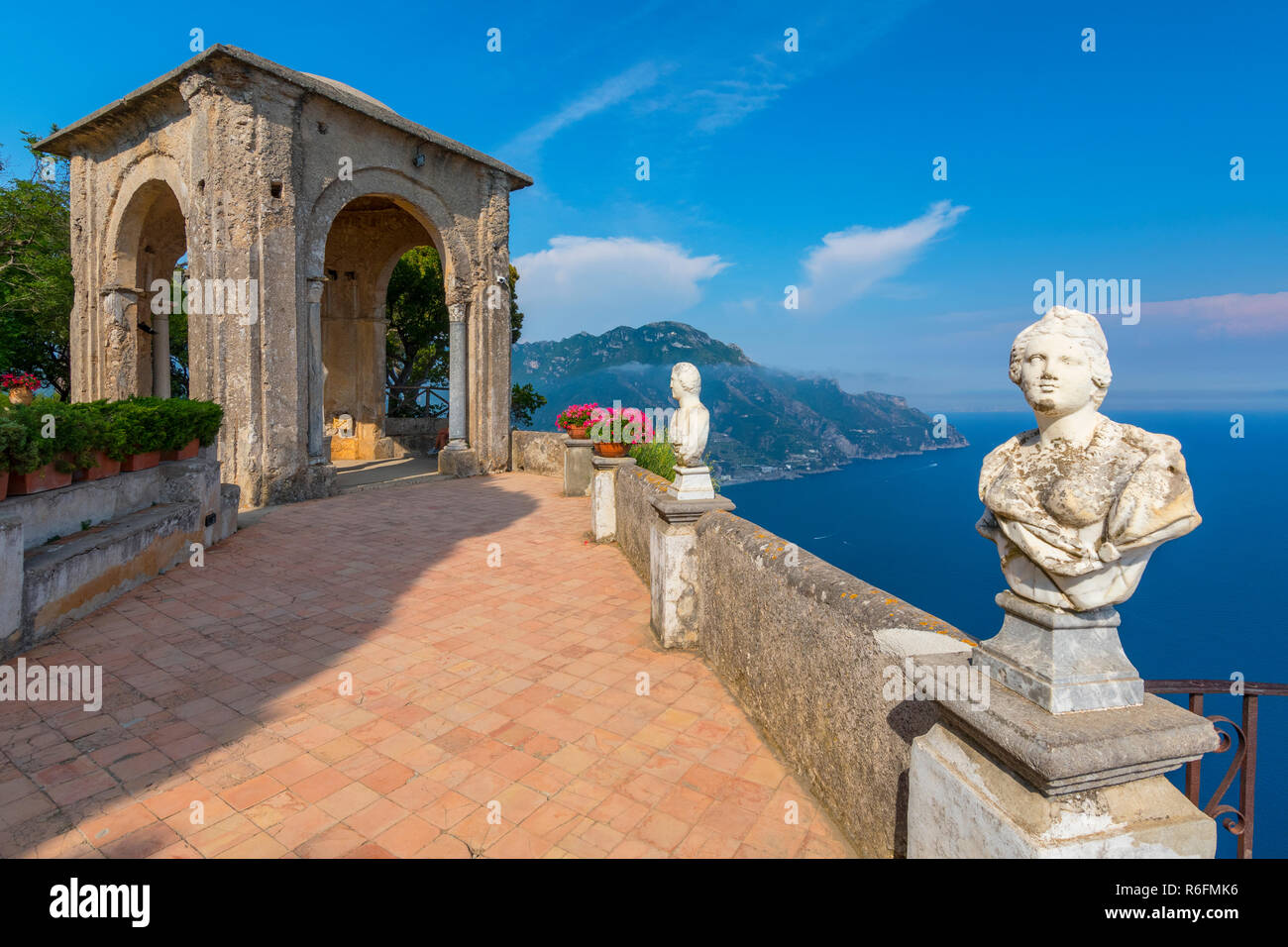 Statues en pierre sur terrasse ensoleillée de l'infini en mer au-dessus de la Villa Cimbrone à Ravello, Côte Amalfitaine, Italie Banque D'Images