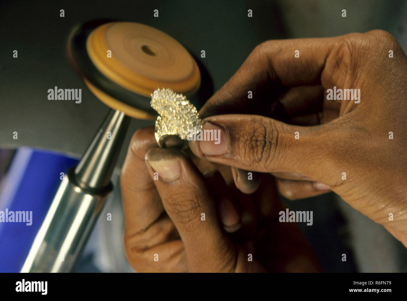 Homme bague diamant de polissage, de l'Inde Banque D'Images