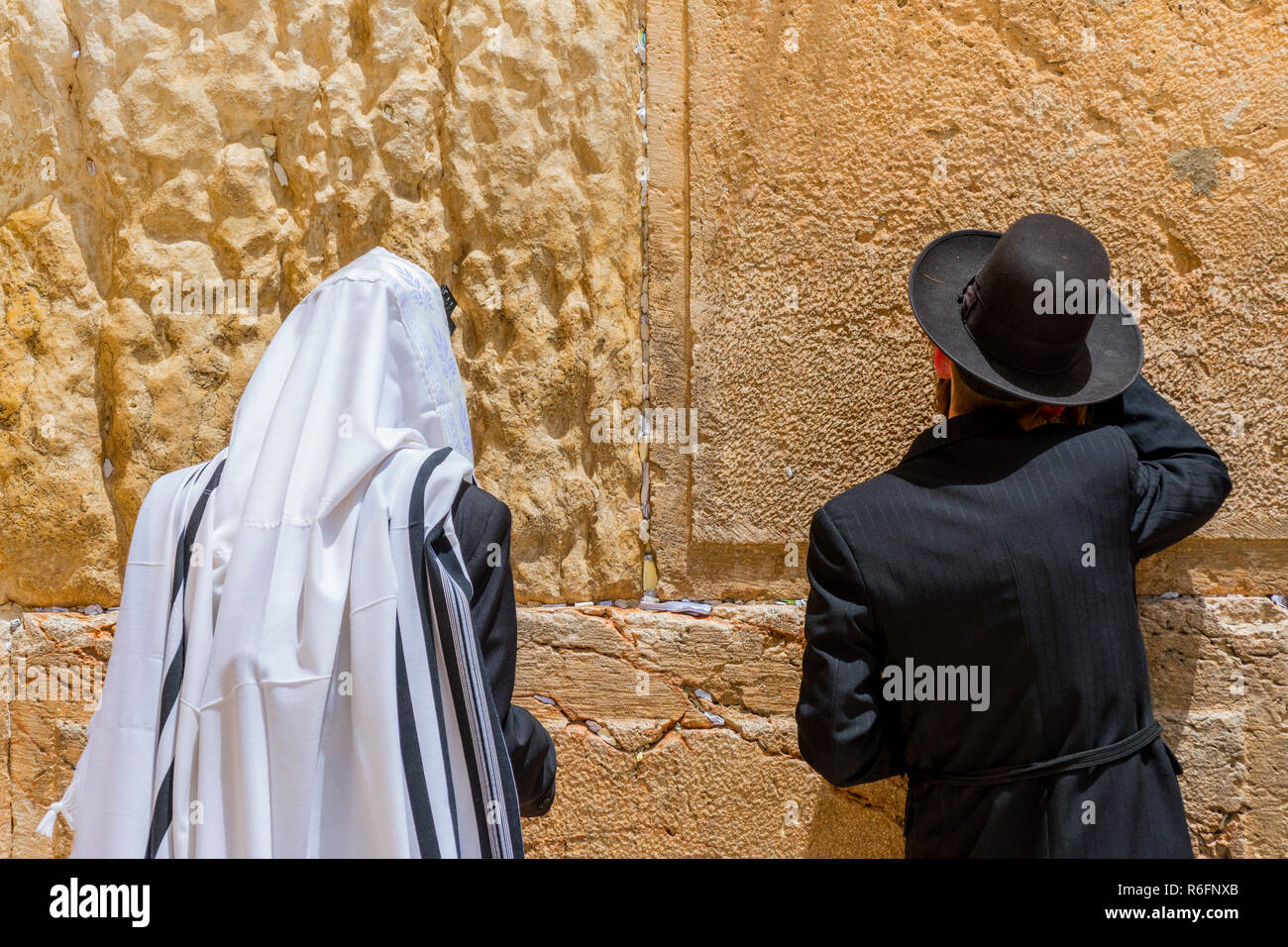 Les religieux juifs orthodoxes prier au mur occidental de Jérusalem, Israël Banque D'Images