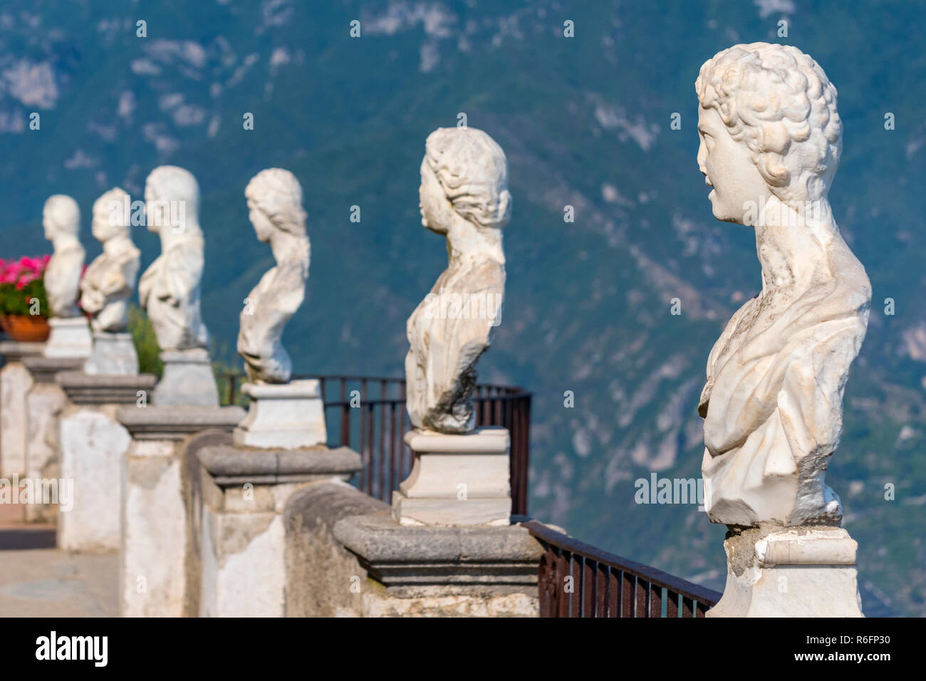 Statues blanches décorer une terrasse de l'infini en mer au-dessus de la Villa Cimbrone à Ravello, Côte Amalfitaine, Italie Banque D'Images