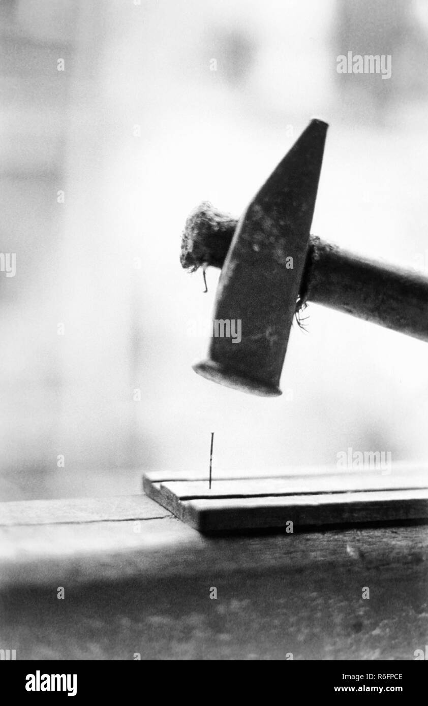 Clou et marteau David et Goliath petite et grande, ancienne image vintage 1900s Banque D'Images