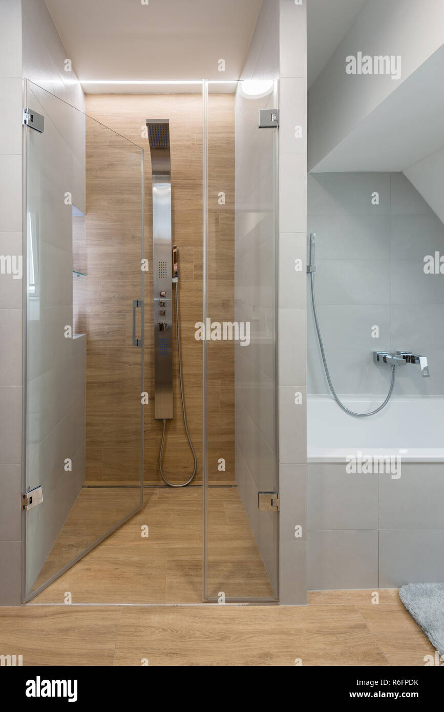 Douche et baignoire à remous dans la salle de bains moderne Banque D'Images