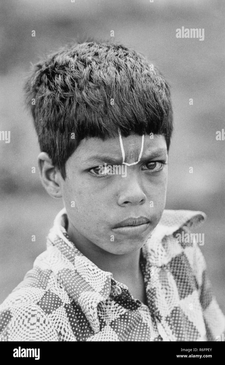 Enfant avec religieux tilak, Inde, ancienne image vintage 1900s Banque D'Images
