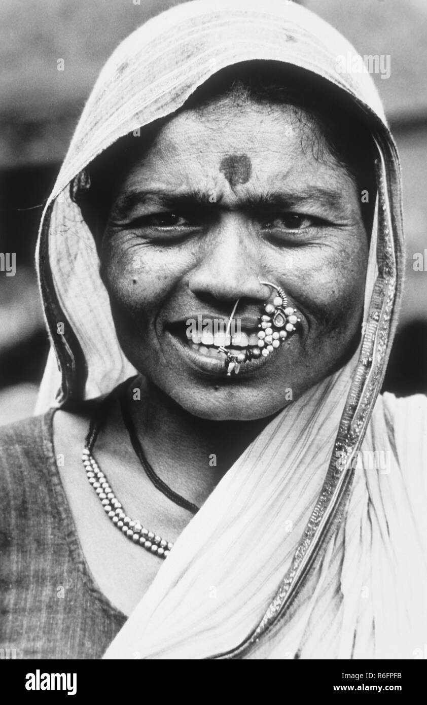 Femme rurale portant bague de nez, Inde, ancienne image vintage 1900s Banque D'Images