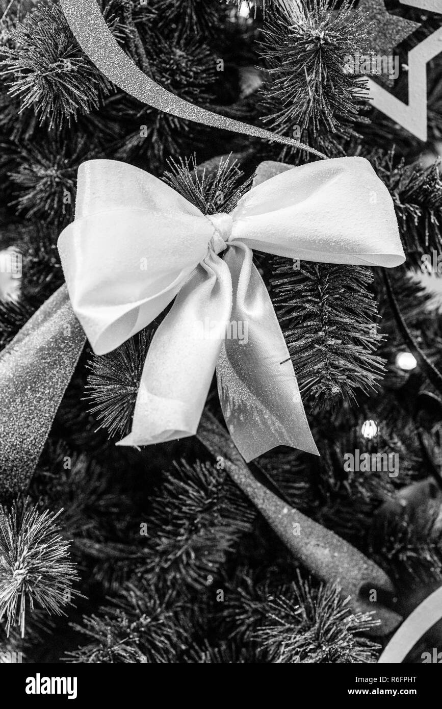 Sapin de noël avec décorations. Banque D'Images