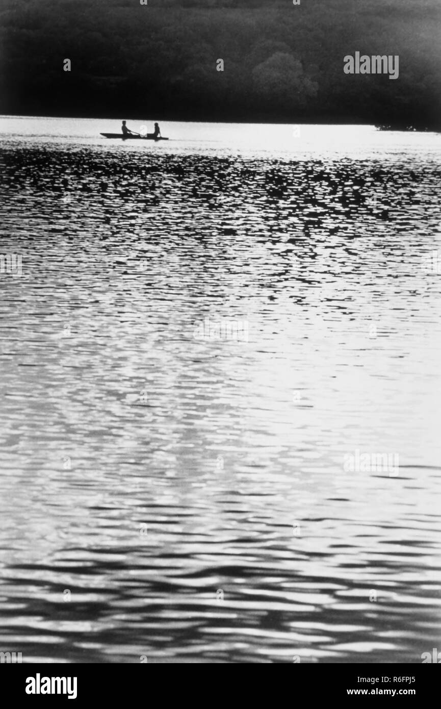 Couple de canotage, lac Mahabaleshwar, lac Venna, Mahabaleshwar, Maharashtra, Inde, ancienne image vintage 1900s Banque D'Images