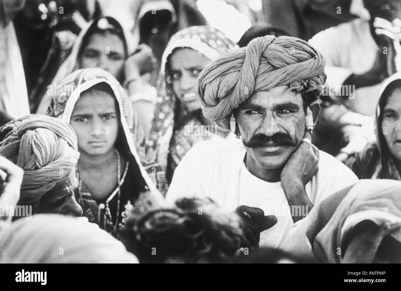 Couple rural indien, homme portant le turban, Foire de Pushkar, Kartik Mela, Pushkar ka Mela, Pushkar, district d'Ajmer, Rajasthan, Inde, ancienne image vintage 1900s Banque D'Images