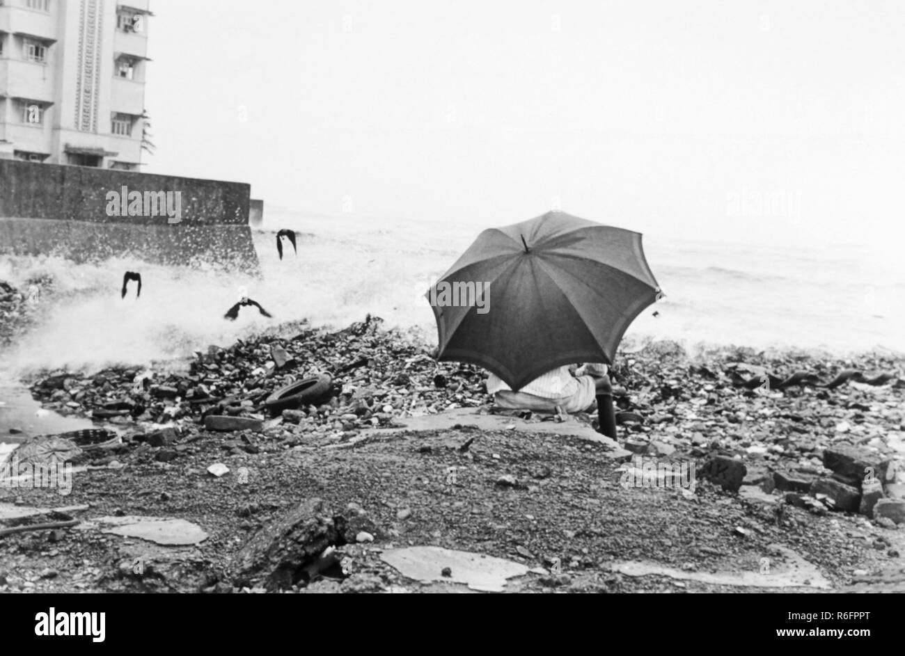 Couple assis sous le parapluie, Inde, ancienne image vintage 1900s Banque D'Images