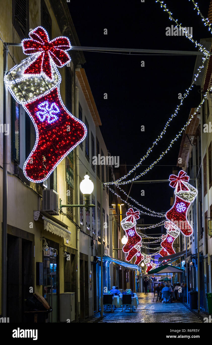 FUNCHAL, PORTUGAL - 5 décembre, 2017 : voir l'arbre de Noël anges avec 'Se' église dans la ville de Funchal, l'île de Madère, au Portugal comme arrière-plan. Banque D'Images