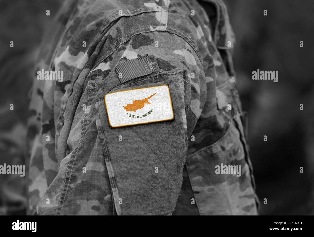 Drapeau de Chypre sur les soldats du bras (collage). Banque D'Images