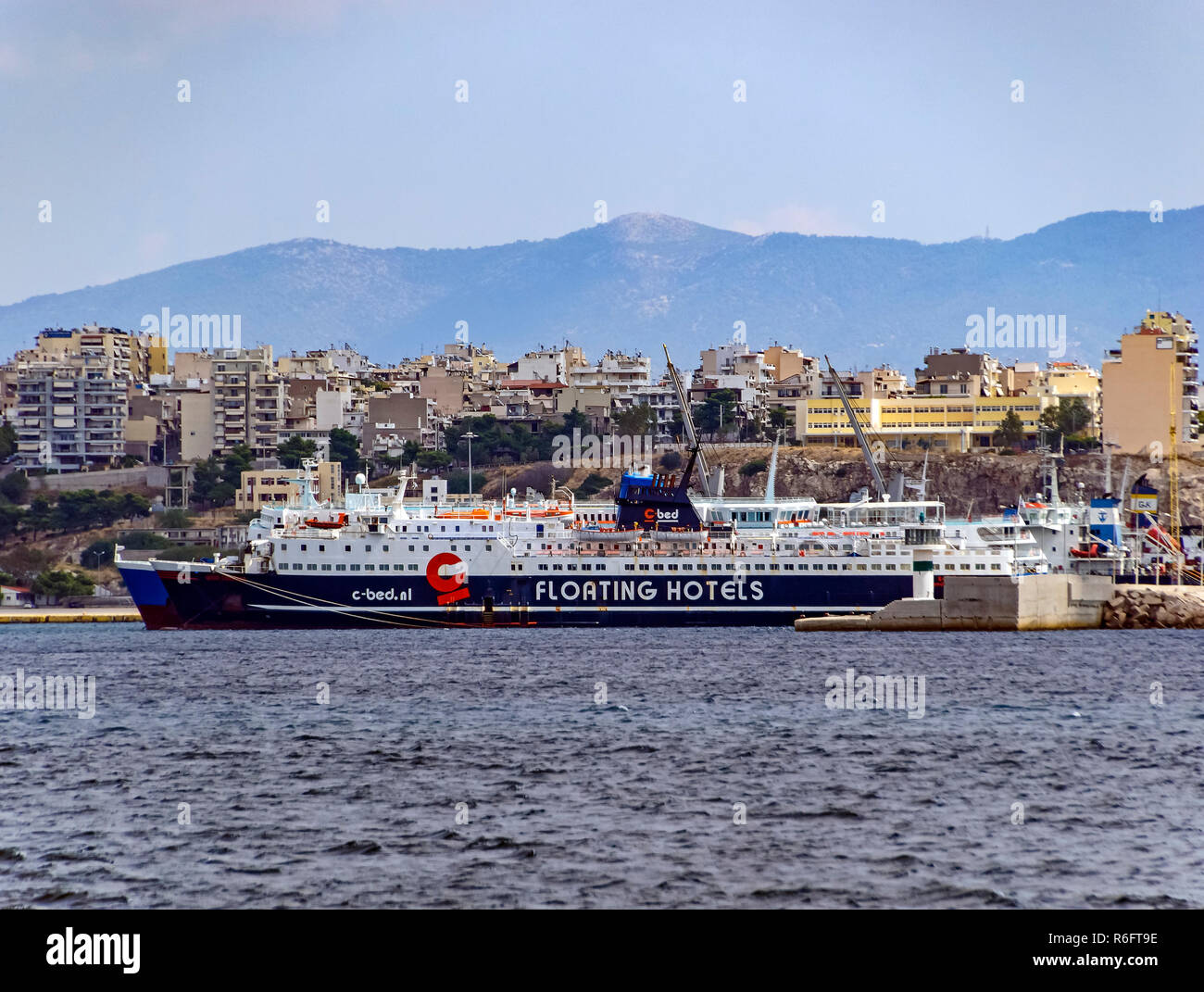 C lits hôtels flottants Solution éolienne à port de Piraeus Athens Grèce Europe Banque D'Images