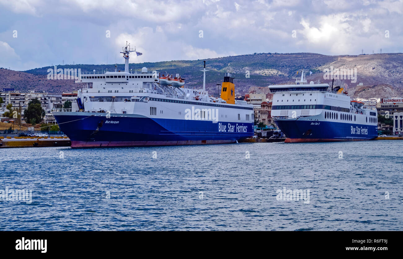 Blue Star Ferries Blue Horizon & Blue Star 2 amarré au port de Piraeus Athens Grèce Europe Banque D'Images