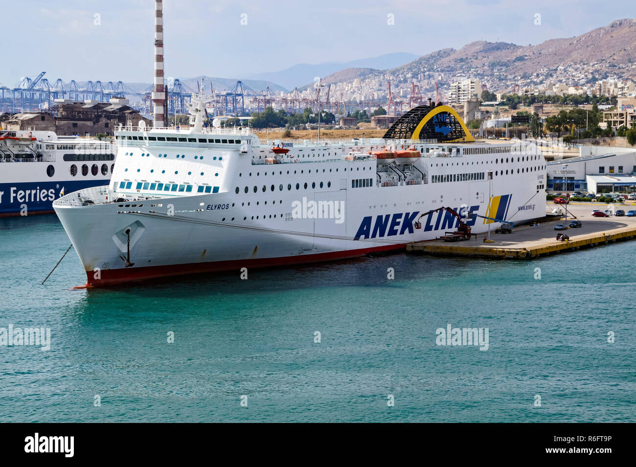 ANEK Algerie voiture et passagers Elyros amarré au port de Piraeus Athens Grèce Europe Banque D'Images