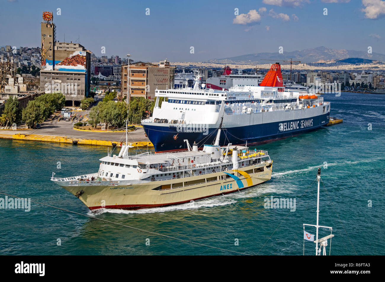 Anes Lines Agios Nektarios passant Hellenic Seaways voiture et ferry Hellenic Samos amarré au port de Piraeus Athens Grèce Europe Banque D'Images