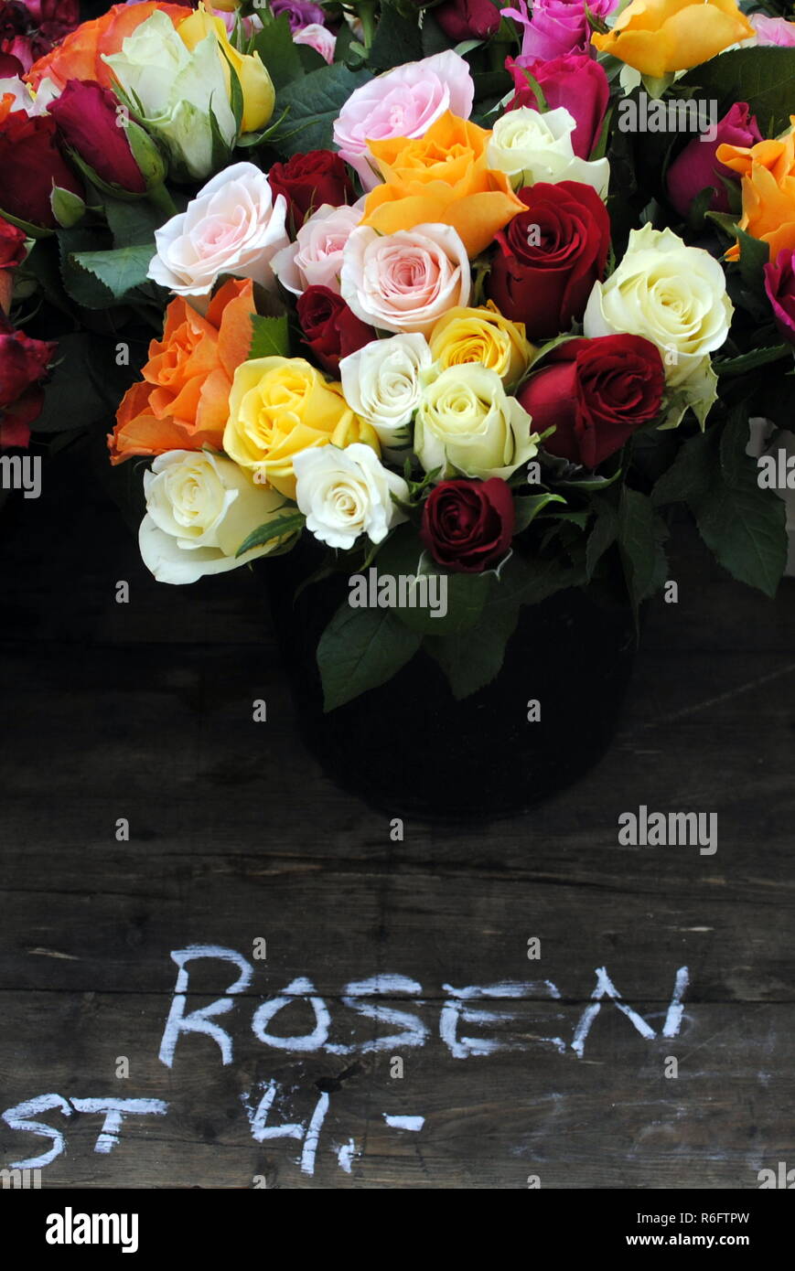 Bouquet de roses colorées au marché hebdomadaire Banque D'Images