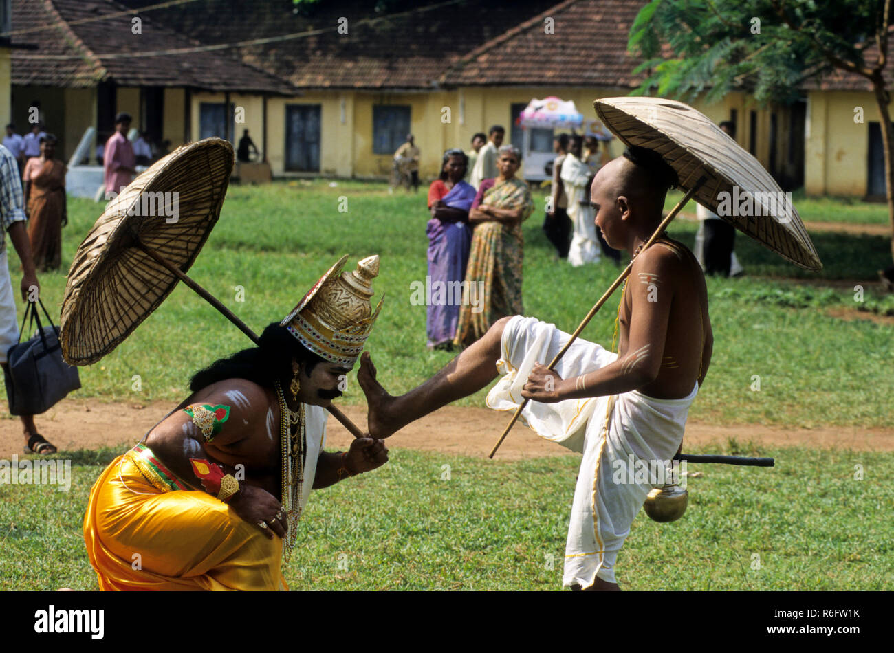 Prêtre de bénédiction Roi Mahabali, Festival d'Onam, Festival de Thiruonam, Kerala, Inde, Asie Banque D'Images