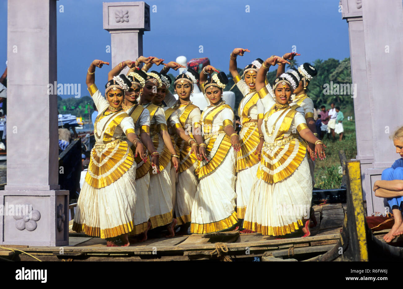 Les femmes qui exécutent la danse classique indienne Mohiniattam, Kerala, Inde Banque D'Images