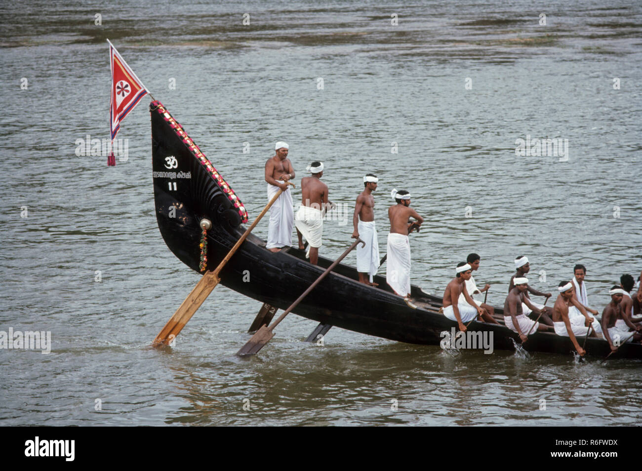 La queue de serpent partie Amaram voile parsemé d'orbes d'or et de franges, Aranmola, Kerala, Inde Banque D'Images