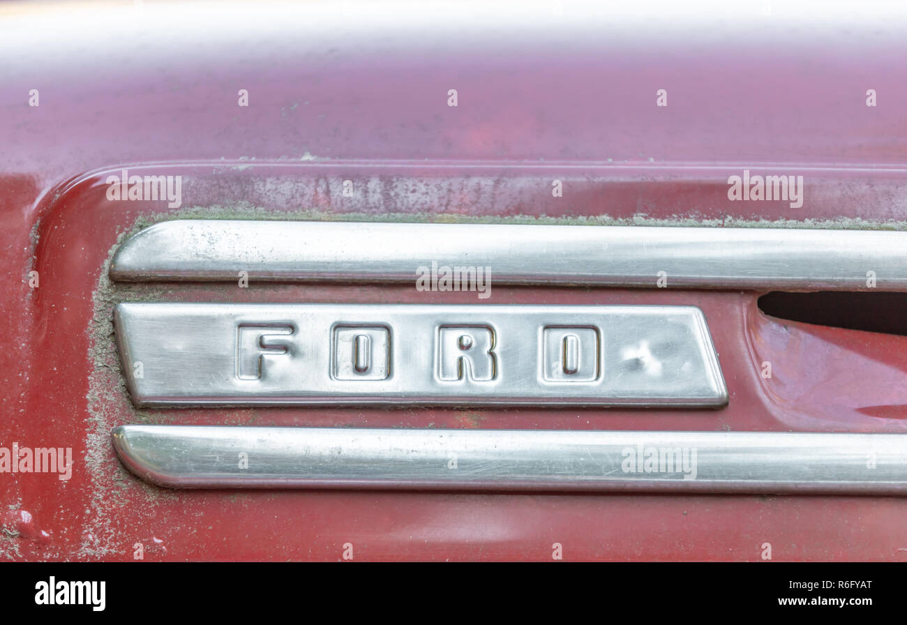 Ford estampillée dans une pièce de chrome sur une vieille camionnette 1950 Banque D'Images