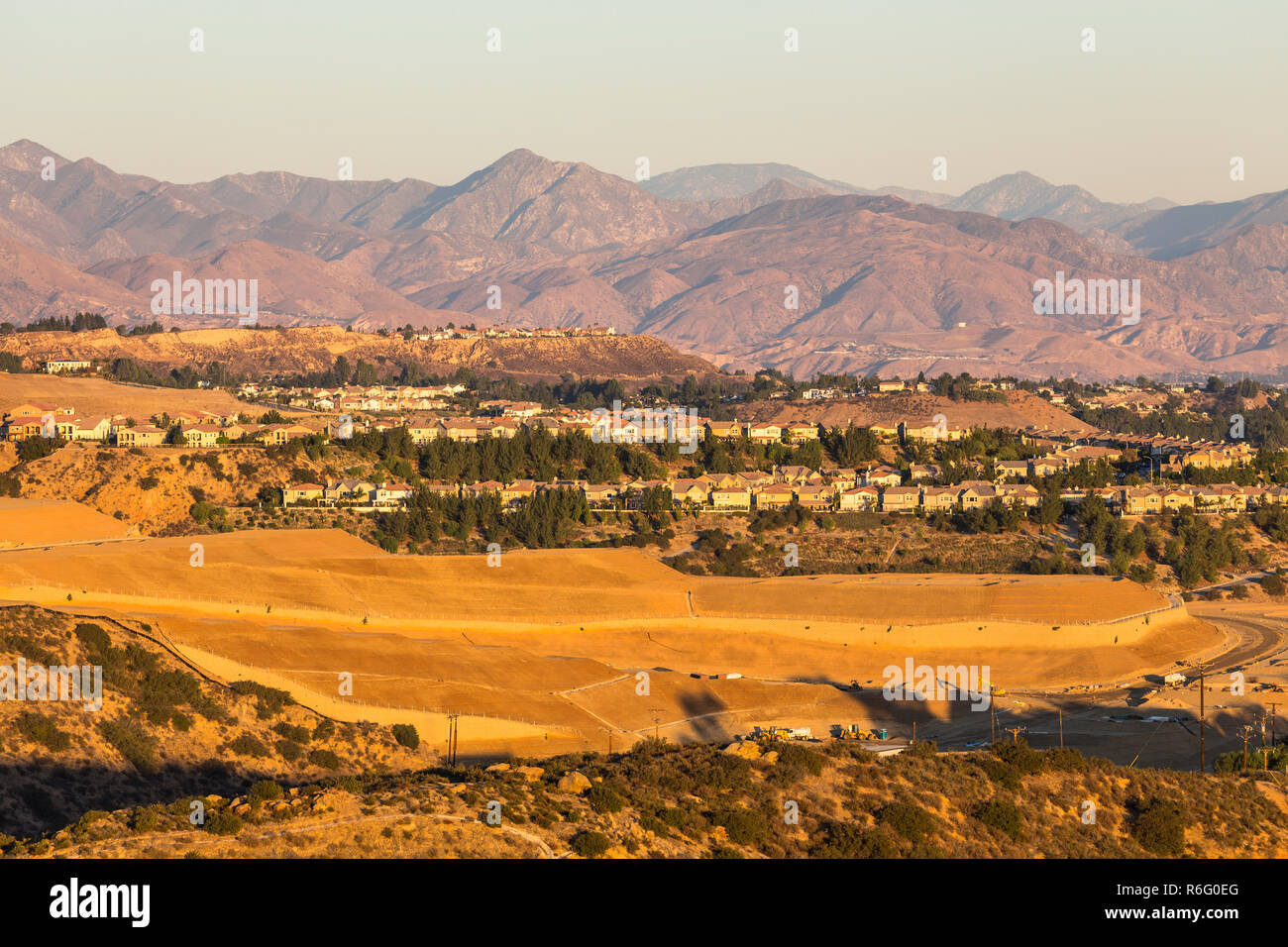 La fin de l'après-midi vue de Porter Ranch maison flanc de construction avec des montagnes de San Gabriel en arrière-plan. Cliché pris dans le nord de San Fernando Banque D'Images