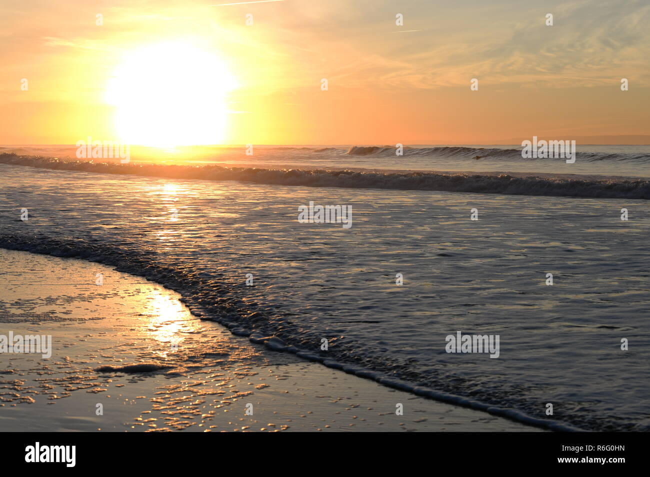 Lever du soleil sur la côte près de Mumbles, Swansea, Pays de Galles Banque D'Images