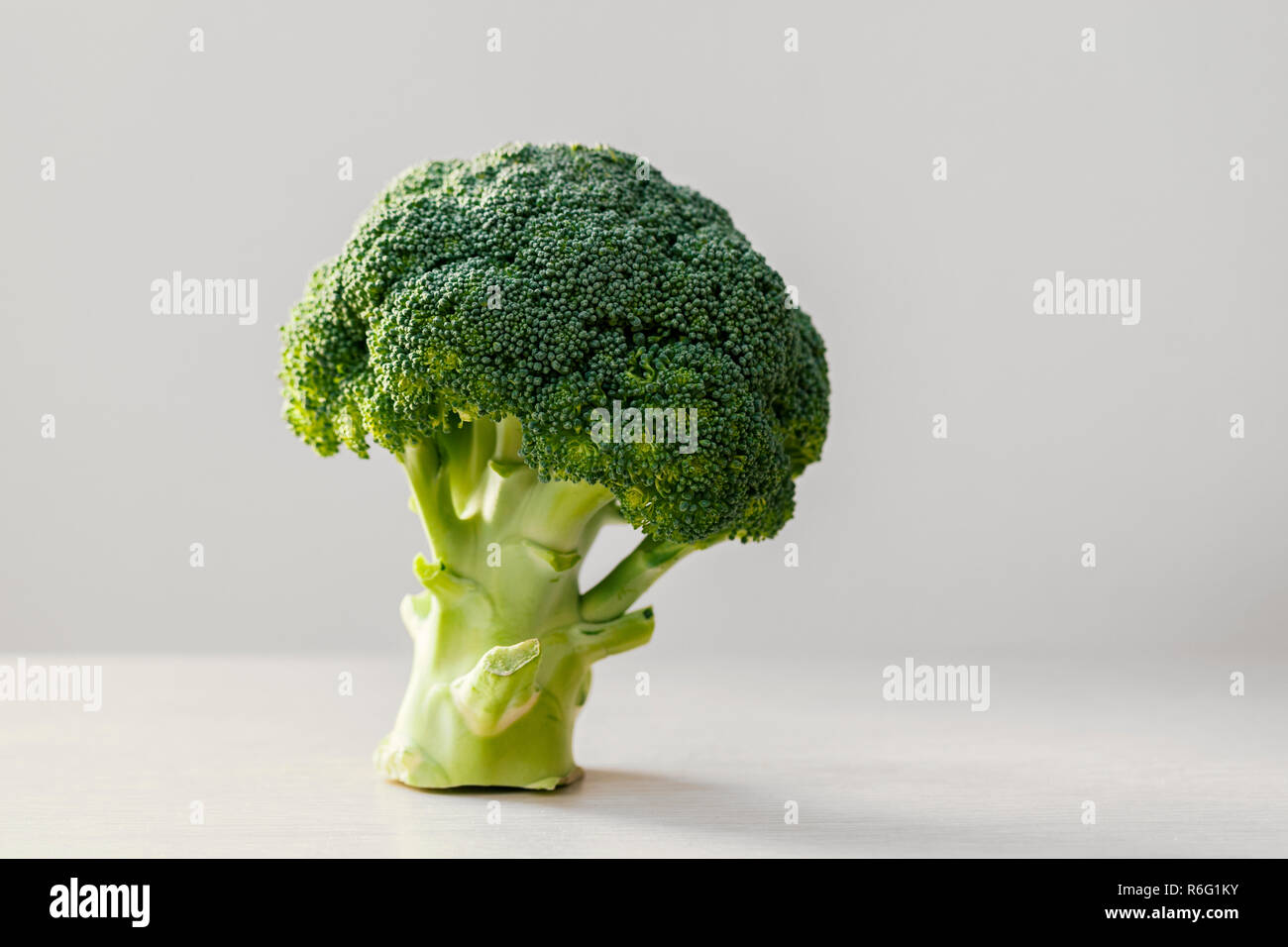 Le brocoli frais sur une plaque de bois, Close up Banque D'Images Le brocoli frais sur une plaque de bois, Close up Banque D'Images