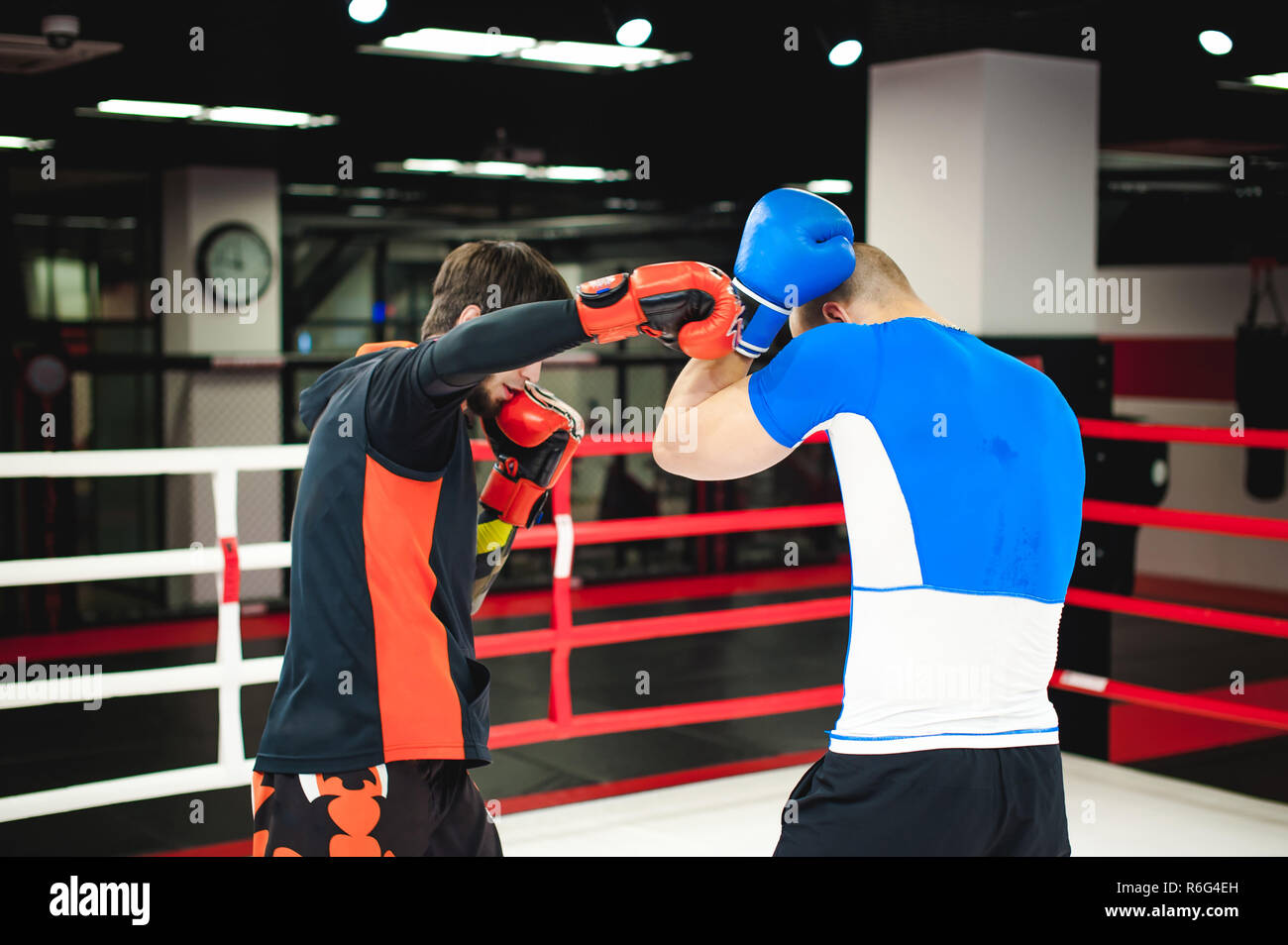 Muay Thai fighter professionnel. Male boxer dans la formation de sport, un exercice de sports hall, lutte avec une ombre dans l'anneau, partenaire d'entraînement d'essai grève Banque D'Images