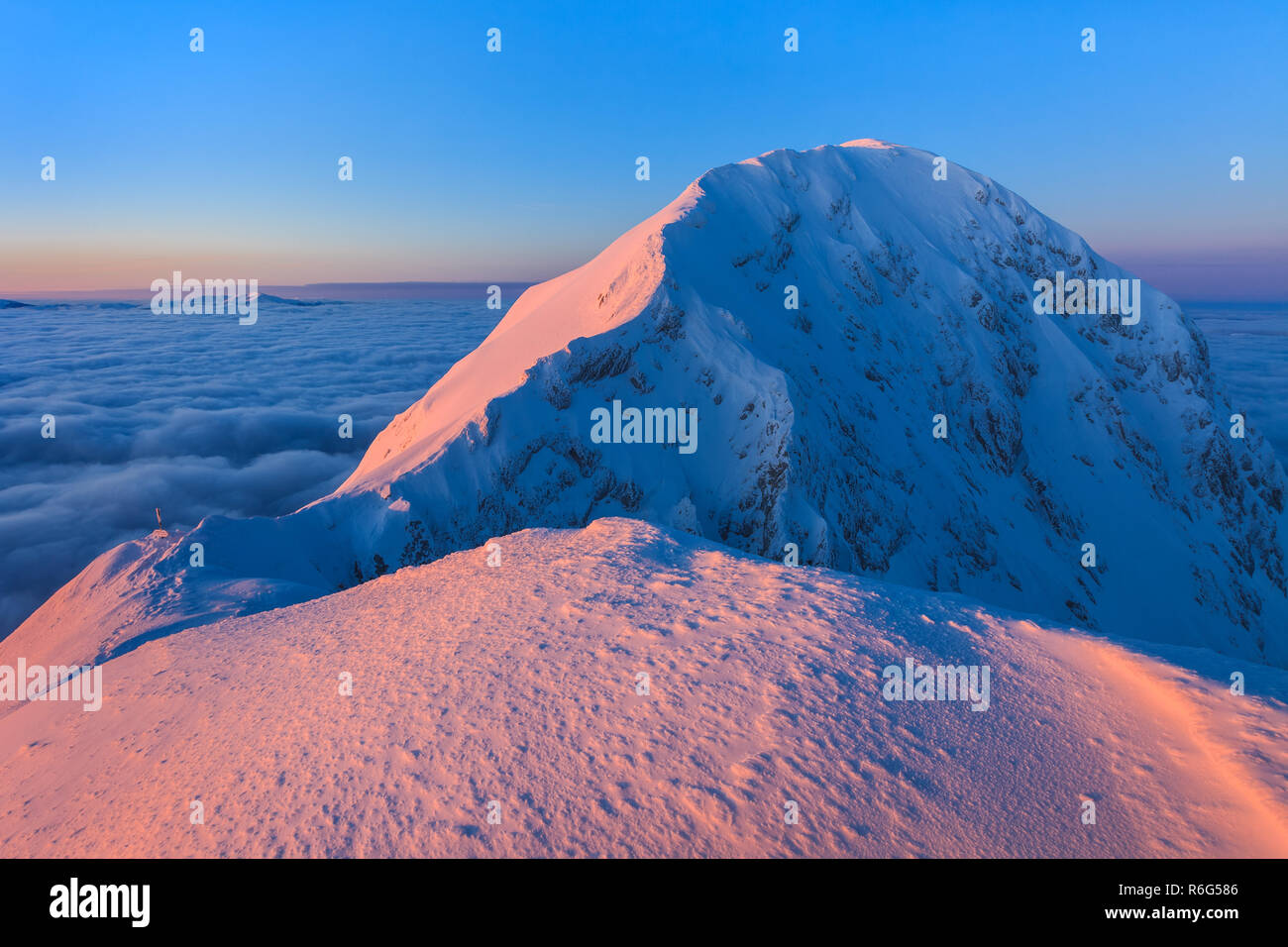 Haut de la montagne en hiver Banque D'Images