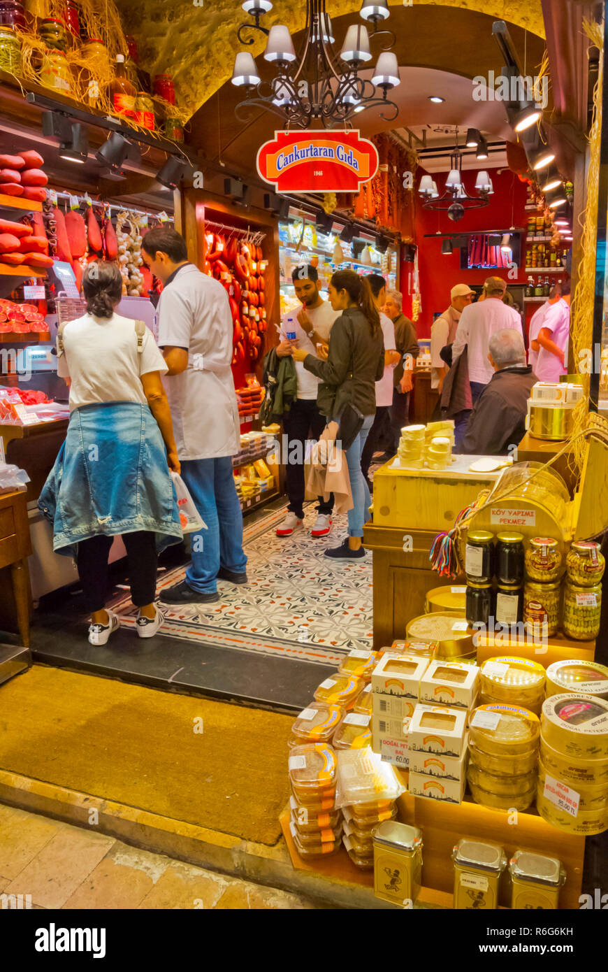 Boutique de viande et de fromage, Misir Carsisi, marché aux épices, Fatih, Istanbul, Turquie, en Eurasie Banque D'Images