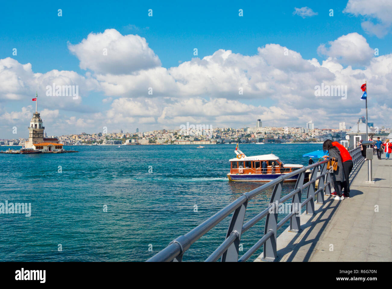 Les gens sur la promenade du bord de mer, ini avant de Kiz Kulesi, Tour de la jeune fille, Uskudar, Istanbul, Turquie, du côté de l'Asie Banque D'Images
