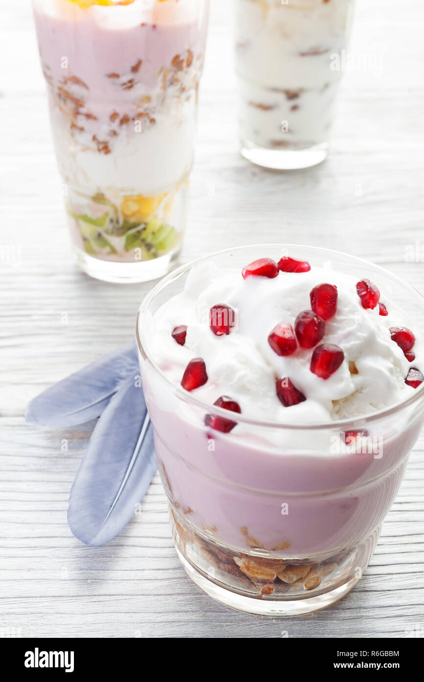 Du yaourt fait maison repas avec fruits, selective focus. La lumière des aliments sains concept. Banque D'Images