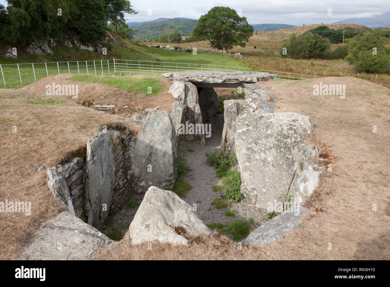 À l'ouest le long de la chambre de la chambre funéraire du néolithique à Capel Garmon, près de Betws-Y-coed au Pays de Galles Banque D'Images