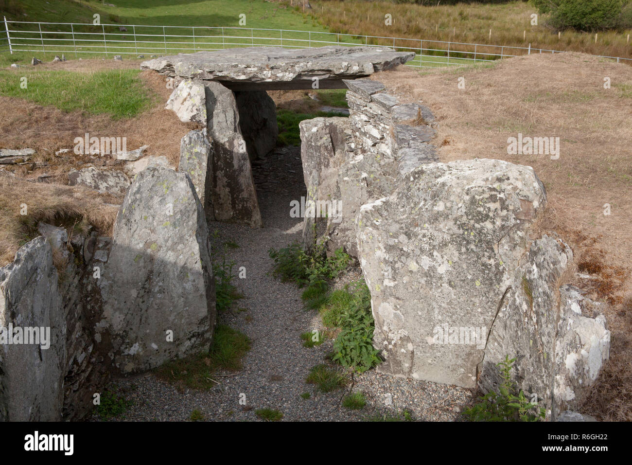 À l'ouest le long de la chambre de la chambre funéraire du néolithique à Capel Garmon, près de Betws-Y-coed au Pays de Galles Banque D'Images