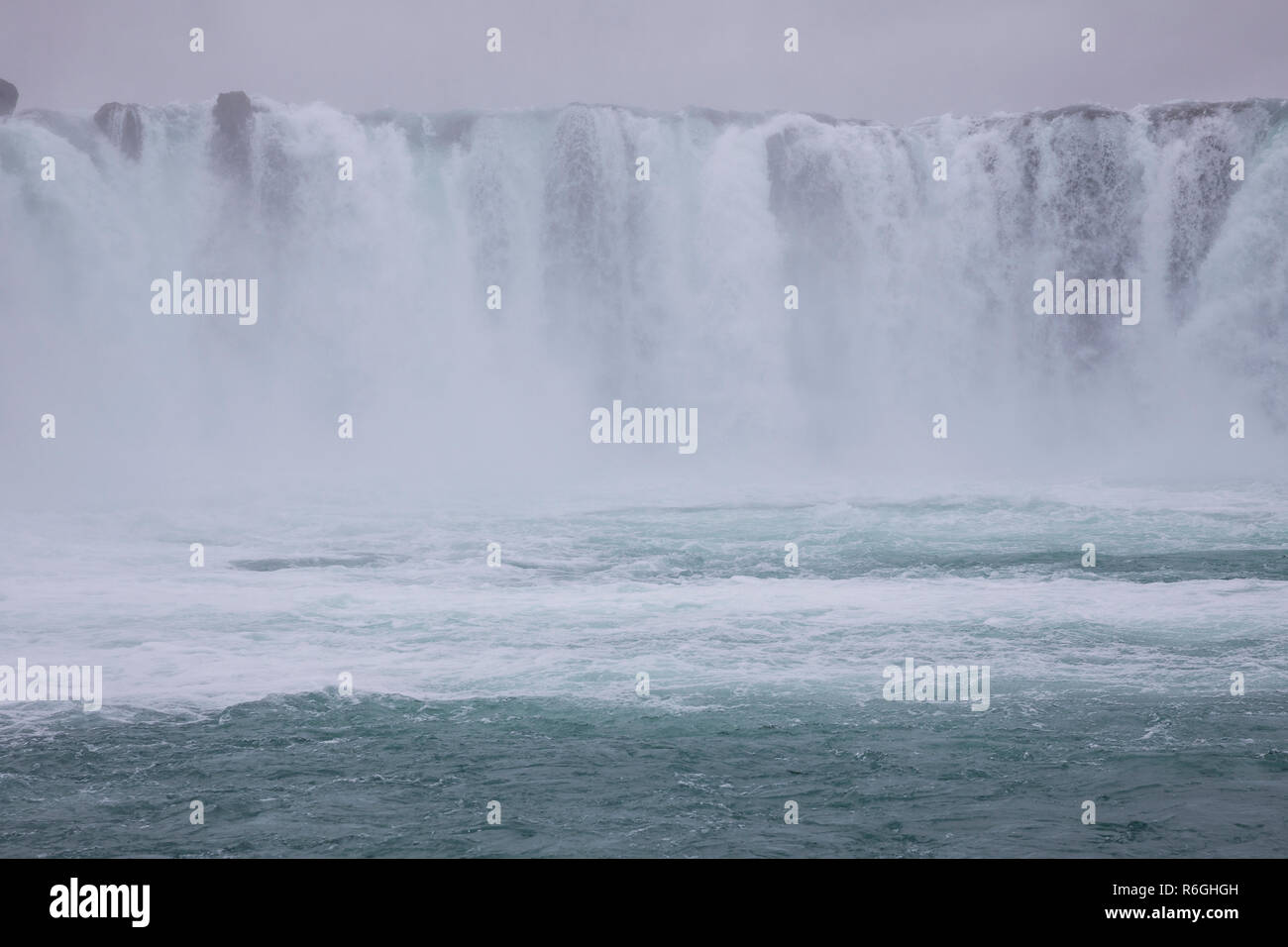 Goðafoss, Godafoss, Wasserfall auf Island, 'Götterwasserfall'. Das Wasser des Skjálfandafljót stürzt über einer Breite von 158 m, die von drei Felsen Banque D'Images