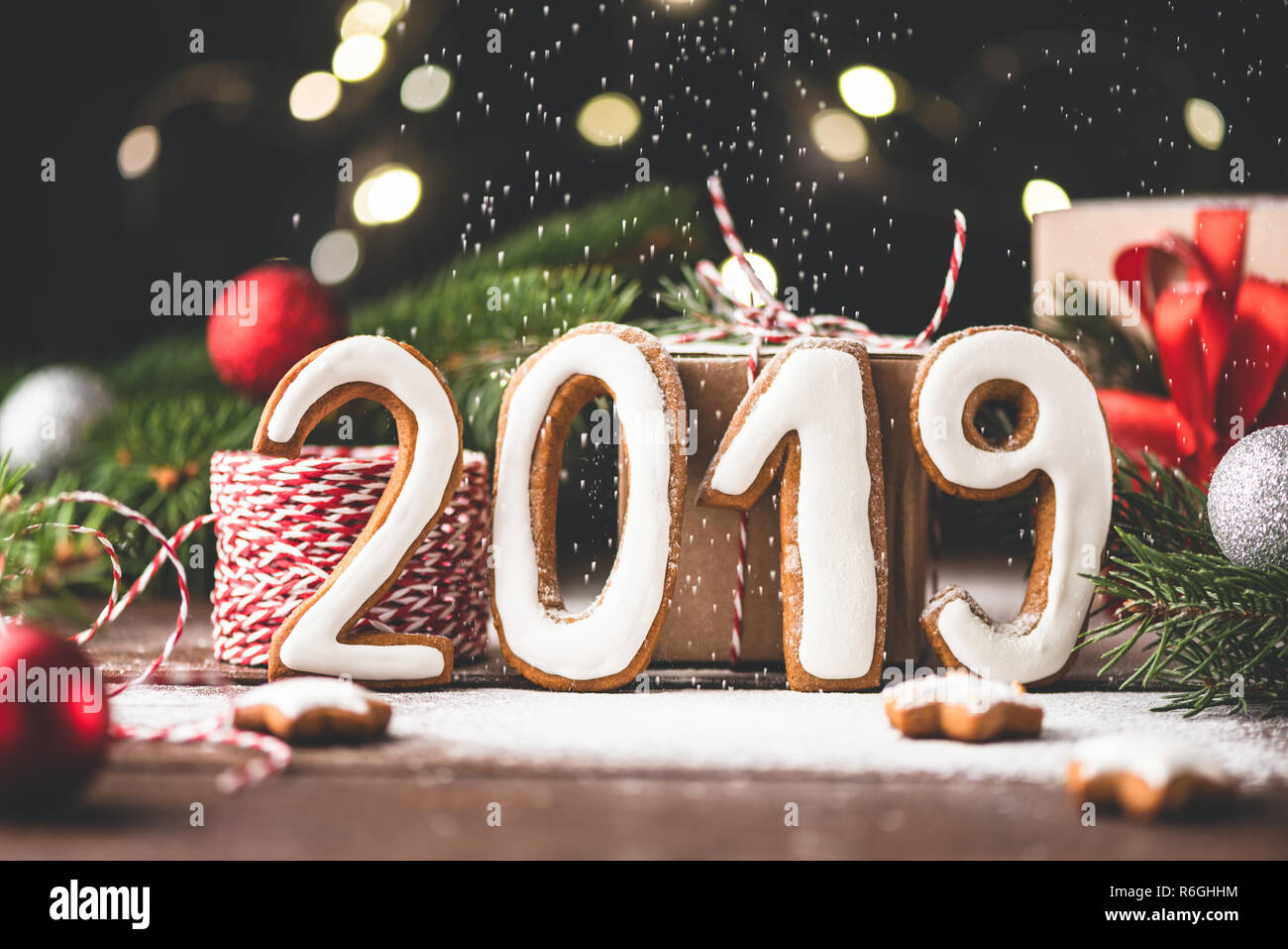 Bonne Année 2019 faite de vœux avec gingerbread cookies, les lumières de Noël et de neige artificielle Banque D'Images