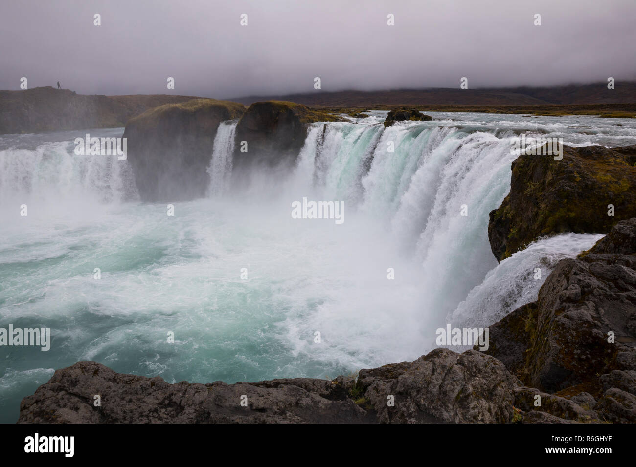 Goðafoss, Godafoss, Wasserfall auf Island, 'Götterwasserfall'. Das Wasser des Skjálfandafljót stürzt über einer Breite von 158 m, die von drei Felsen Banque D'Images