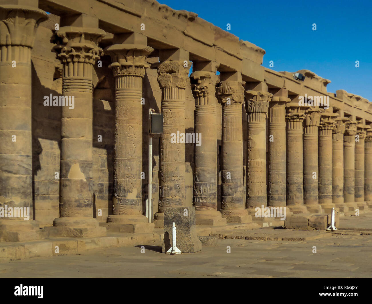 Une colonnade de colonnes de l'Egypte ancienne au Temple de Philae près d'Assouan Banque D'Images