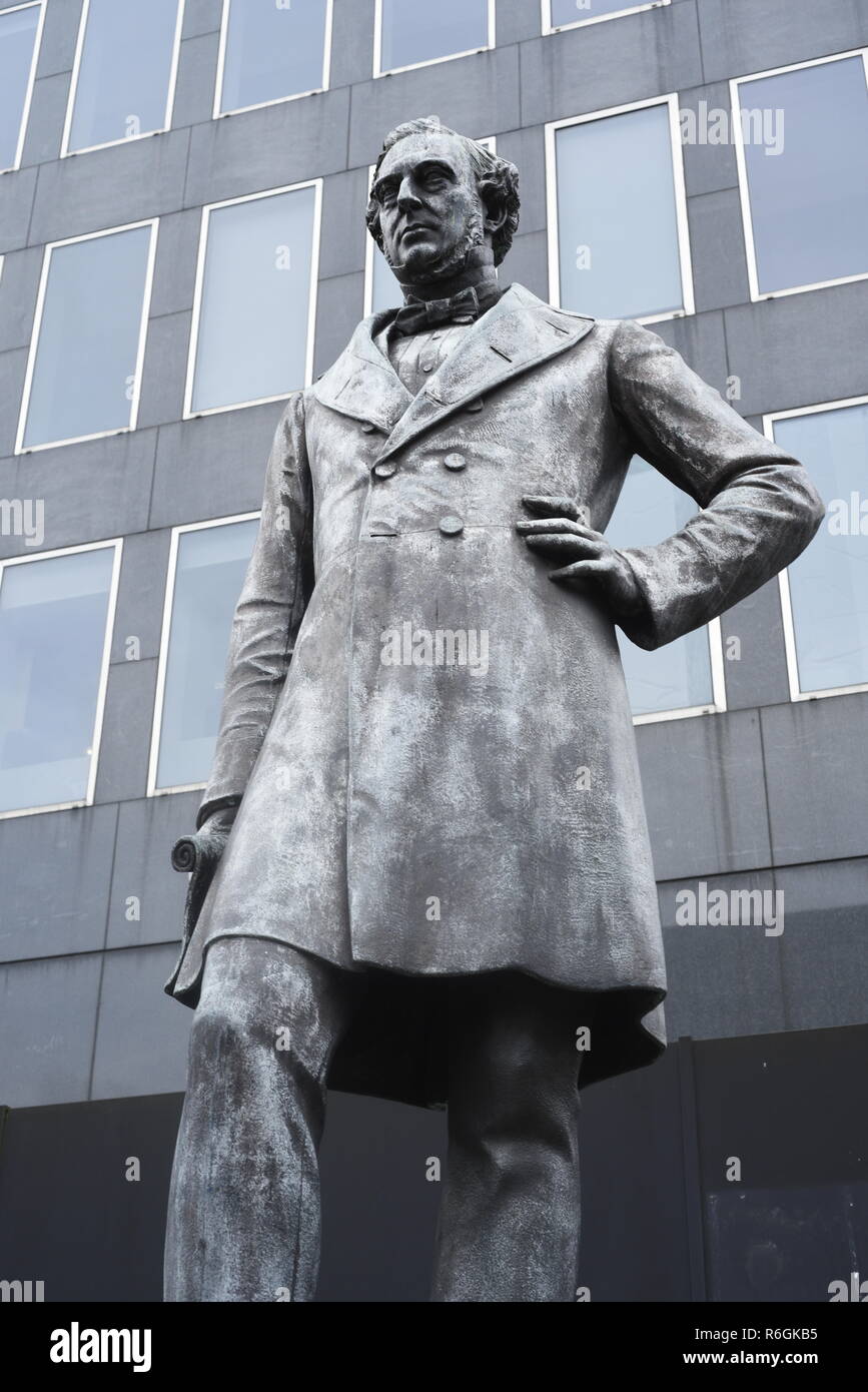 Robert Stephenson statue, à l'extérieur de la gare de Euston, Londres, Angleterre, Royaume-Uni. 16 oct., 1803 né le 12 octobre 1859 est mort. Banque D'Images