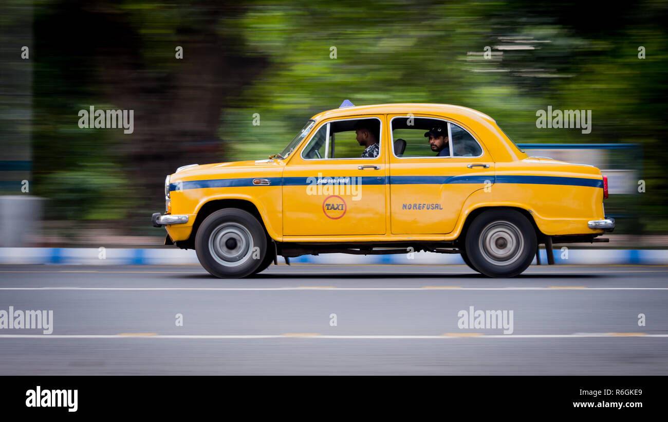 Kolkata, Inde - 18 novembre 2018 : taxi jaune emblématique à Calcutta Kolkata ( ) L'Inde. L'Ambassadeur taxi n'est pas plus construit par Hindustan Motors Banque D'Images