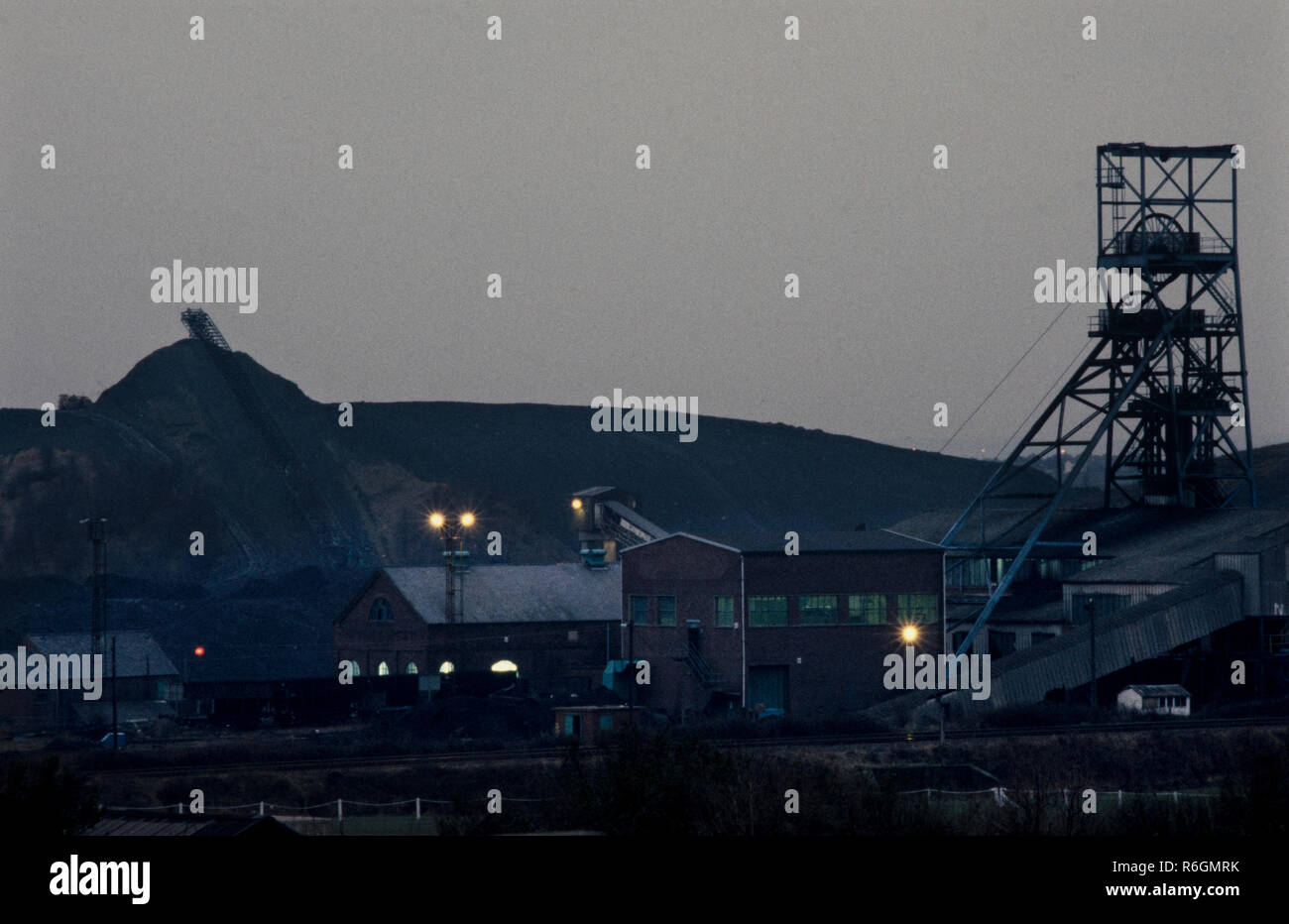 Kiveton Park Colliery, Yourshire Sud, l'Angleterre. Pendant la grève des mineurs de 1984 et 1985 photographies montrent le retour au travail des mineurs grévistes de passage mis en place par mineurs grévistes de la NUM. La mine de Kiveton Park était une mine de charbon dans le village de Kiveton Park, près de Rotherham, South Yorkshire, Angleterre. En 1928, une fusion a eu lieu entre Kiveton Park et Sherwood Collieries et, en 1944, ils ont été repris par l'organisation des entreprises sidérurgiques. L'industrie minière a été nationalisée en 1947. La couture de Barnsley a été élaboré en 1970, après un peu plus de 100 ans de fournir le charbon de ses réserves. Banque D'Images