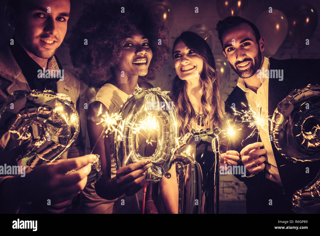 Groupe de personnes pour souligner l'arrivée de 2019 Banque D'Images