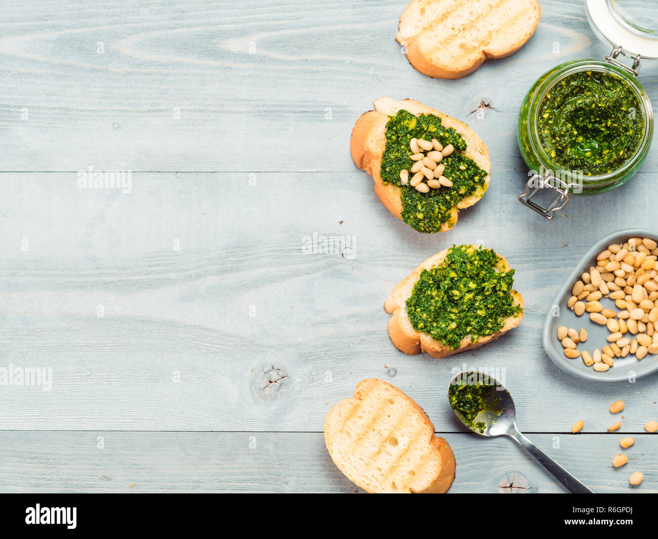 Baguette de pain avec du pesto frais Banque D'Images