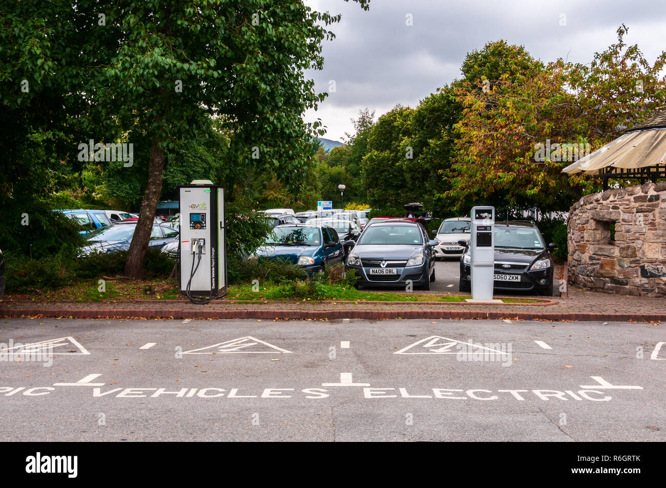 Chargeur rapide d'un véhicule électrique équipé de deux connecteurs différents et intuitive commande manuelle située à la tête d'un emplacement de chargement Banque D'Images