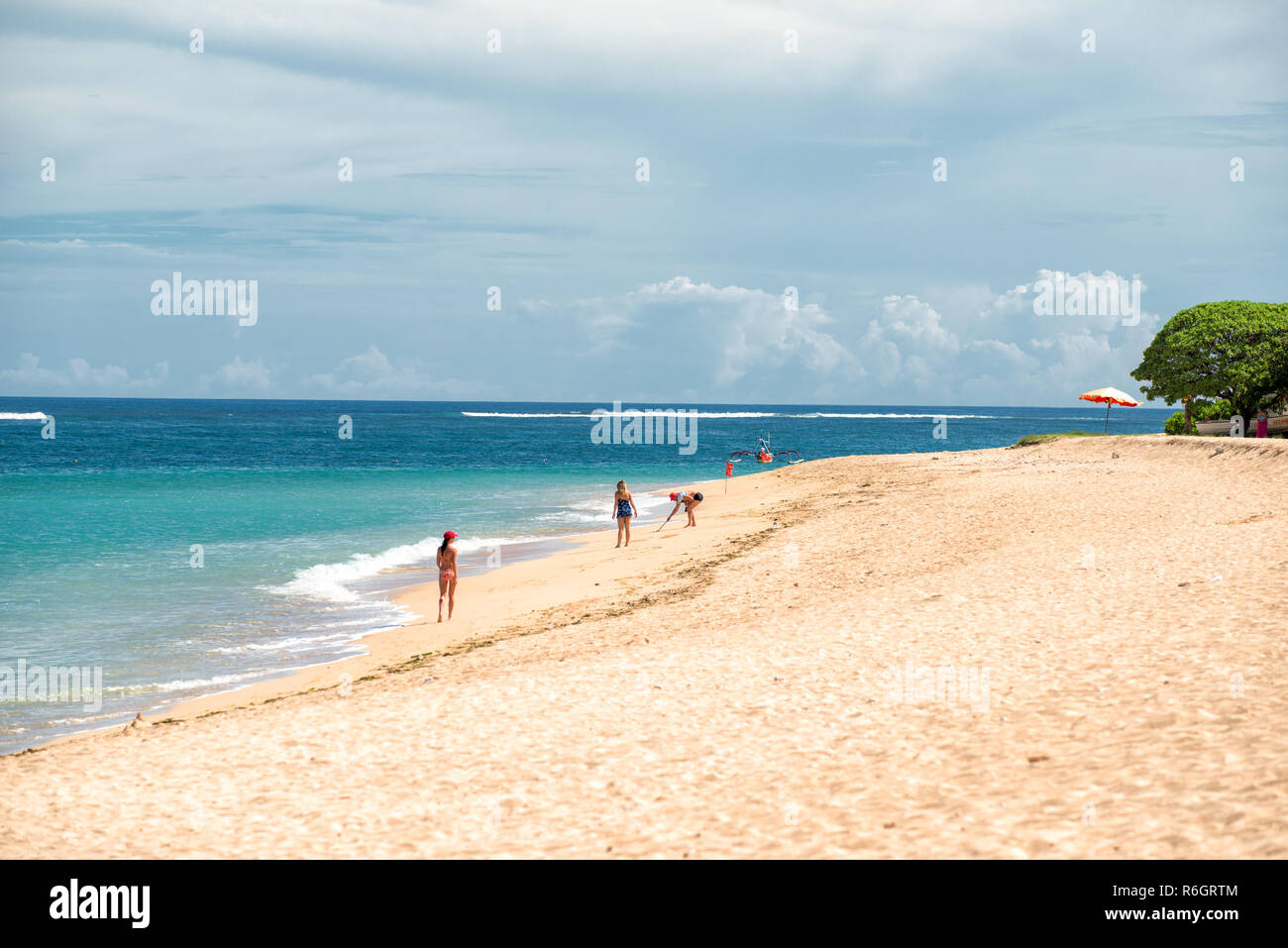 Les touristes profiter d'un Bali à Nusa Dua Beach. Bali est une destination touristique populaire en particulier pour les gens de l'Australie. Banque D'Images